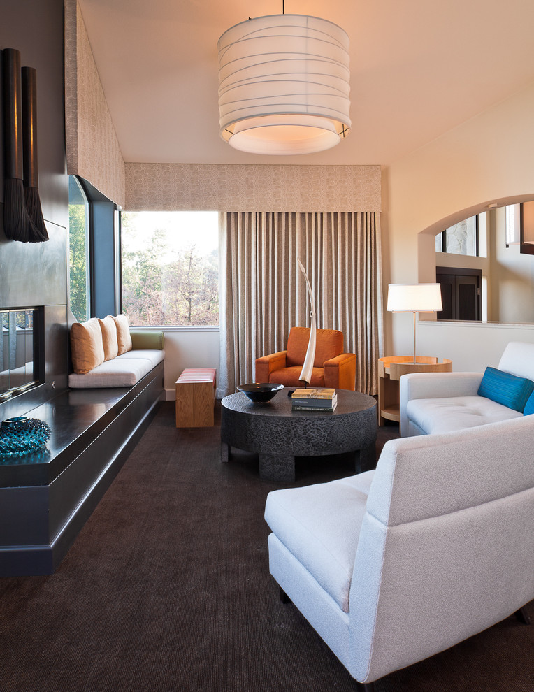 Immagine di un soggiorno minimal di medie dimensioni con moquette