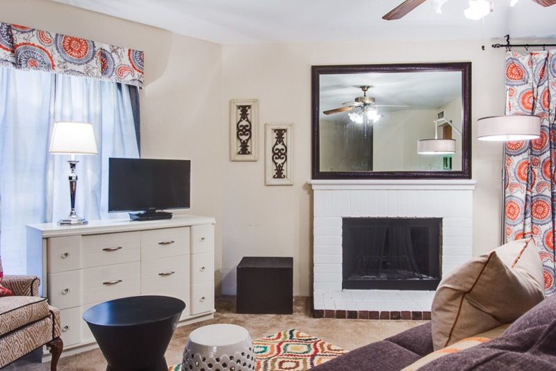 Источник вдохновения для домашнего уюта: маленькая открытая гостиная комната в стиле неоклассика (современная классика) с отдельно стоящим телевизором и ковровым покрытием для на участке и в саду
