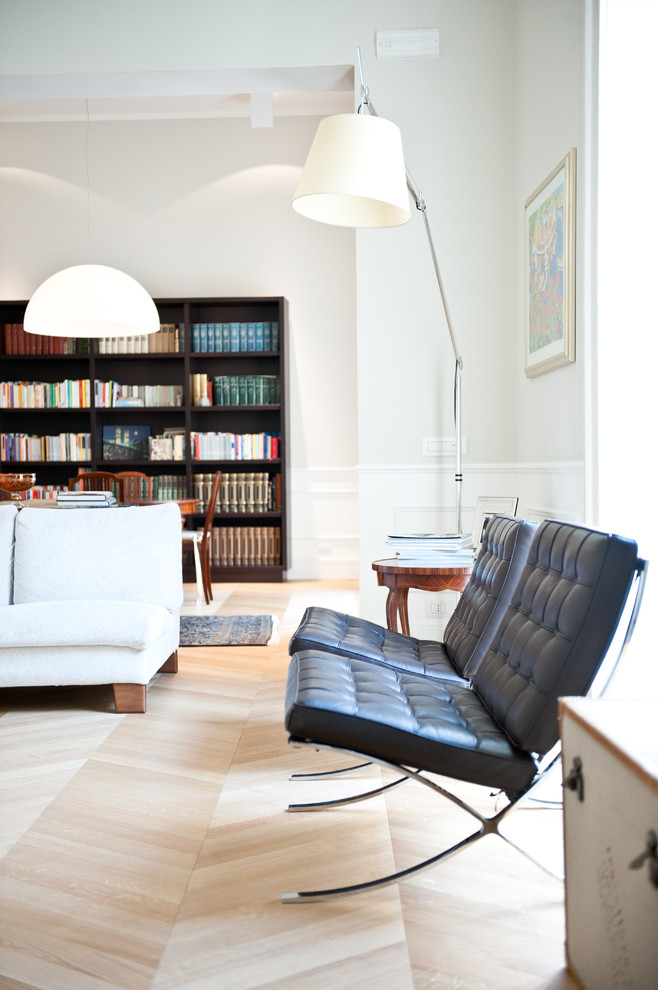 Modernes Wohnzimmer mit weißer Wandfarbe und hellem Holzboden in Neapel