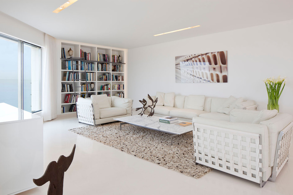 Ispirazione per un soggiorno minimalista con pareti bianche e nessuna TV