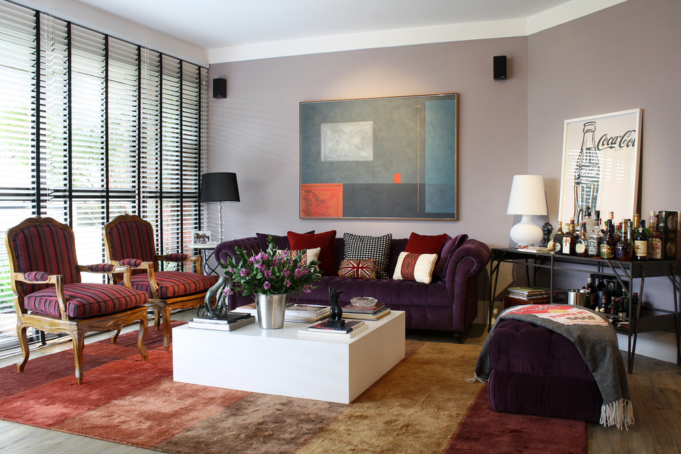 Modern inredning av ett vardagsrum, med lila väggar