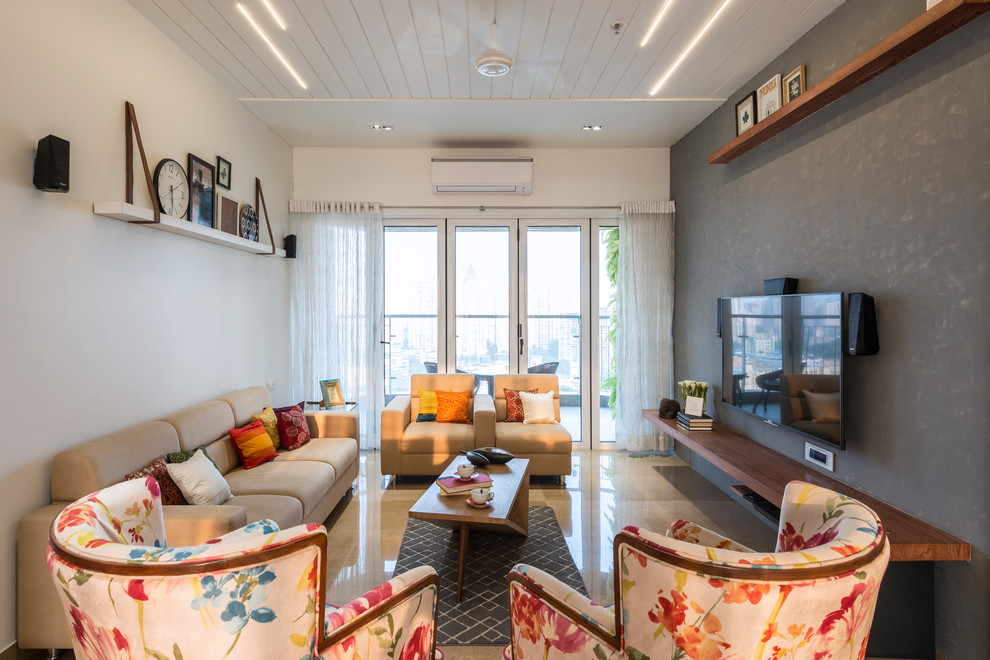 Repräsentatives, Abgetrenntes Modernes Wohnzimmer ohne Kamin mit grauer Wandfarbe, TV-Wand und beigem Boden in Mumbai