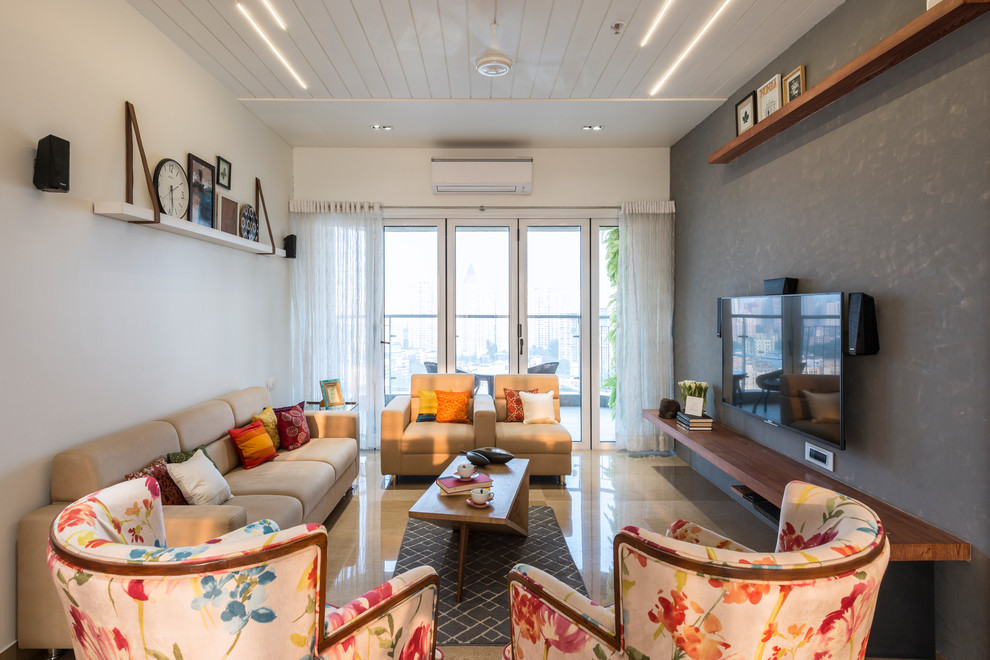 Modelo de salón para visitas cerrado, contemporáneo, sin chimenea, con paredes grises, televisor colgado en la pared y suelo beige