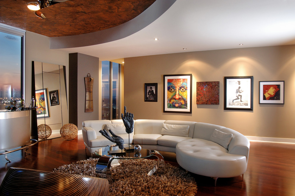 На фото: парадная, двухуровневая гостиная комната среднего размера в современном стиле с бежевыми стенами и паркетным полом среднего тона