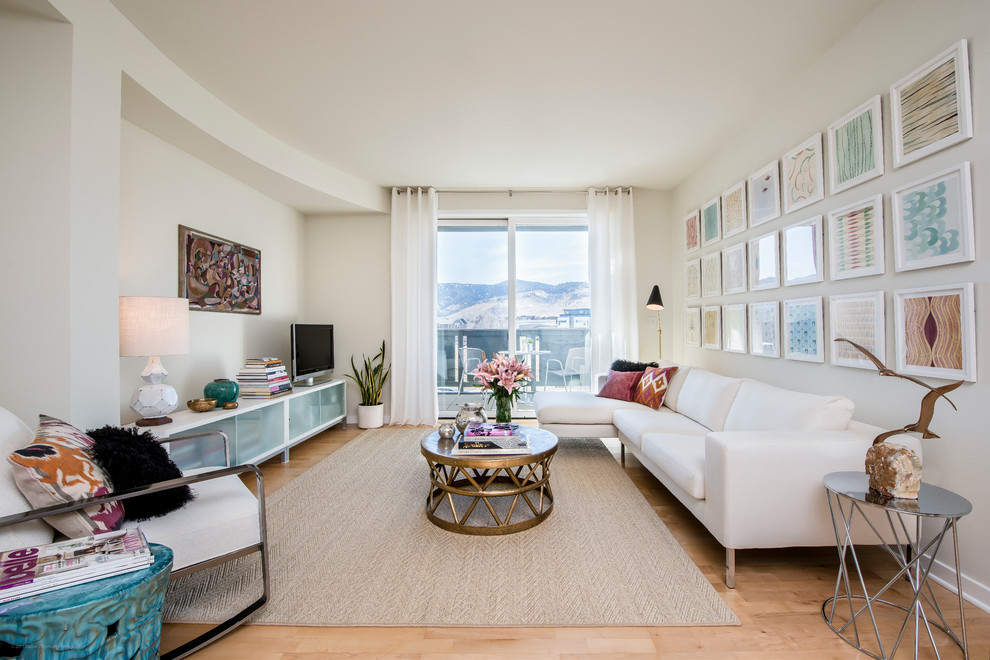 Esempio di un soggiorno minimal di medie dimensioni con pareti bianche, parquet chiaro e TV autoportante