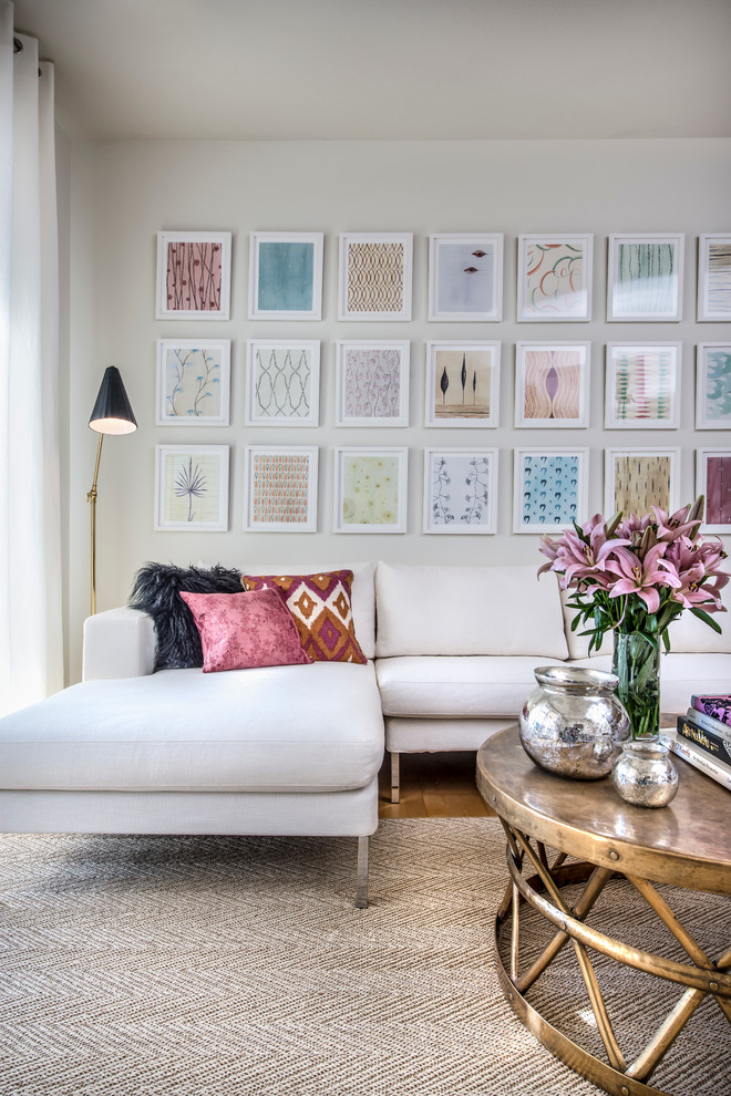 Mittelgroßes Modernes Wohnzimmer mit weißer Wandfarbe und hellem Holzboden in Los Angeles