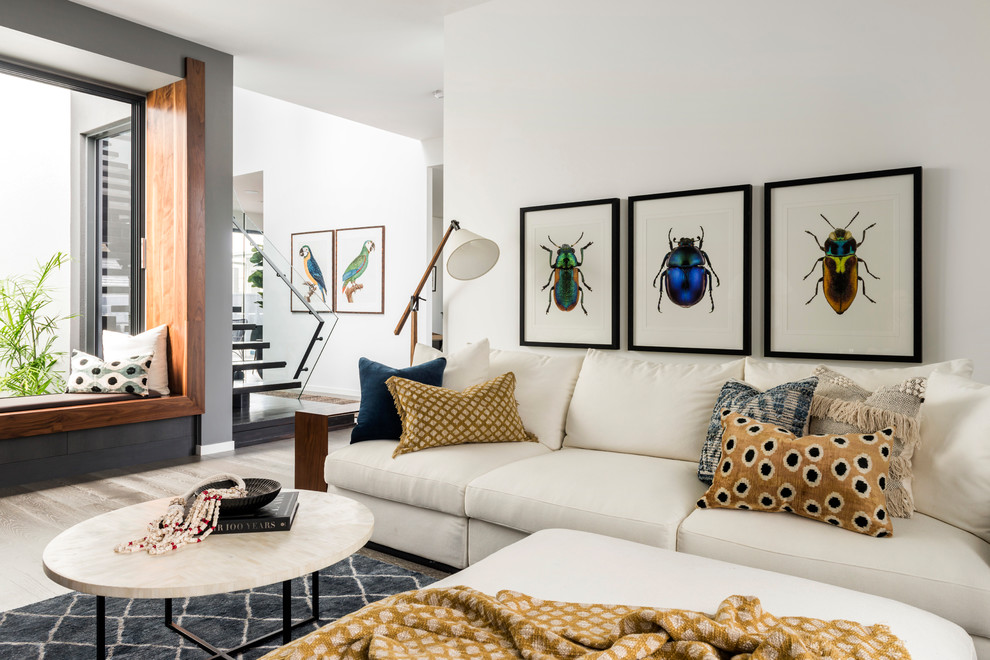 Idee per un piccolo soggiorno contemporaneo con pareti bianche, pavimento beige e parquet chiaro