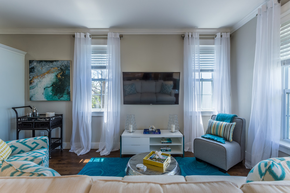 Mittelgroßes, Repräsentatives, Offenes Klassisches Wohnzimmer mit beiger Wandfarbe, dunklem Holzboden, TV-Wand und braunem Boden in Miami