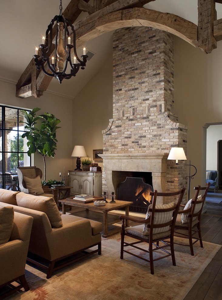 Immagine di un soggiorno classico con pareti beige, parquet scuro e camino classico