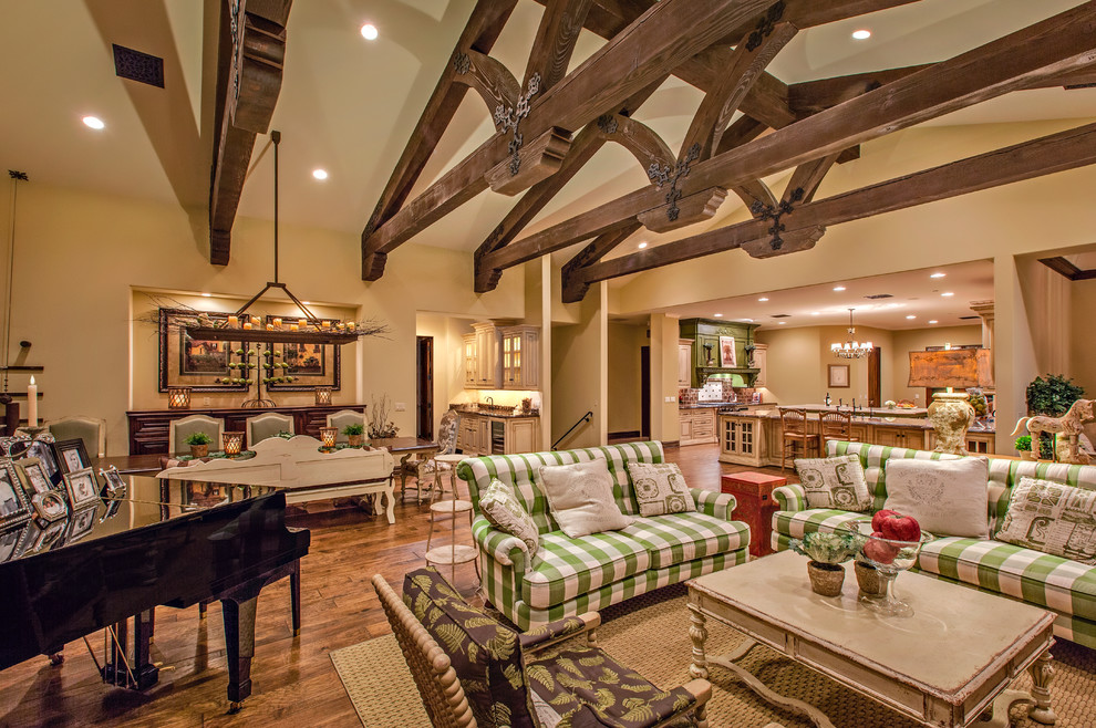 Imagen de salón para visitas abierto grande sin chimenea y televisor con paredes beige y suelo de madera en tonos medios