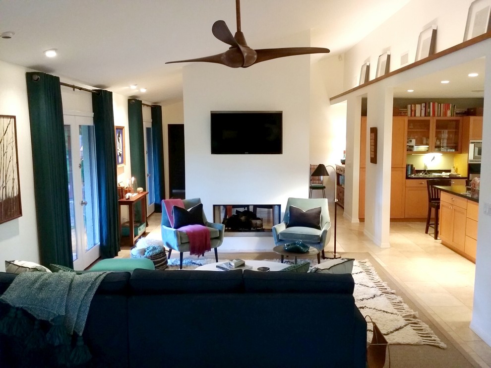 Bild på ett mellanstort retro allrum med öppen planlösning, med beige väggar, en dubbelsidig öppen spis, en spiselkrans i gips, en väggmonterad TV och beiget golv