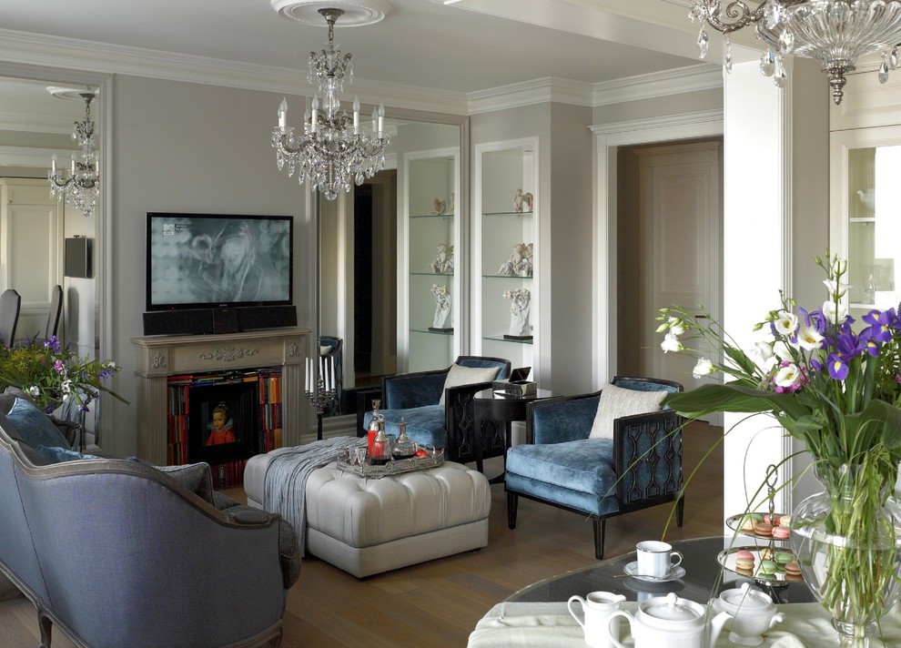 Retro Wohnzimmer mit weißer Wandfarbe und hellem Holzboden in Toronto