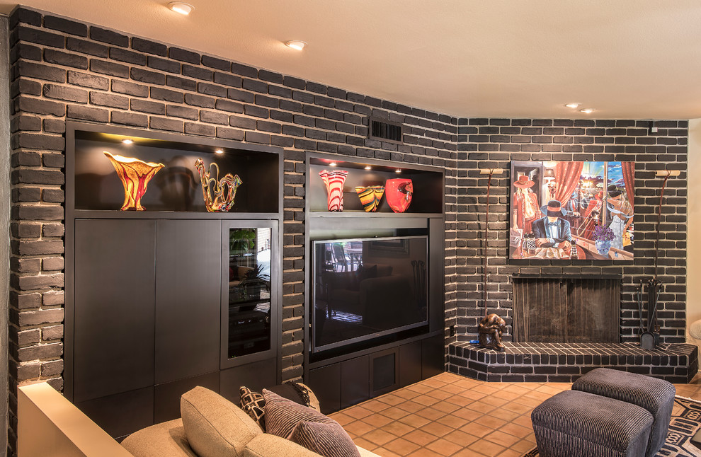 フェニックスにあるおしゃれなリビング (黒い壁、標準型暖炉、レンガの暖炉まわり、埋込式メディアウォール) の写真