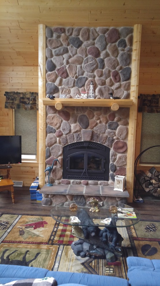 Aménagement d'un salon montagne de taille moyenne et fermé avec une salle de réception, un sol en bois brun, une cheminée standard, un manteau de cheminée en pierre et un téléviseur indépendant.