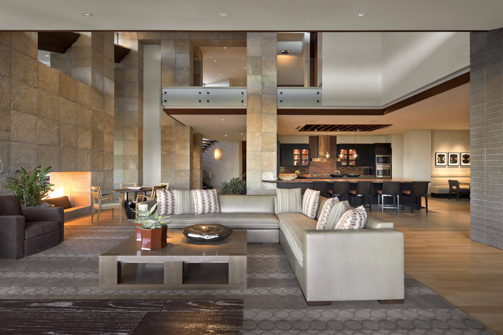 Mediterranes Wohnzimmer mit Kaminumrandung aus Stein in Phoenix