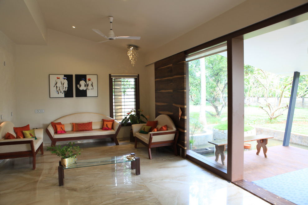 Repräsentatives, Abgetrenntes Modernes Wohnzimmer mit weißer Wandfarbe und Marmorboden in Bangalore