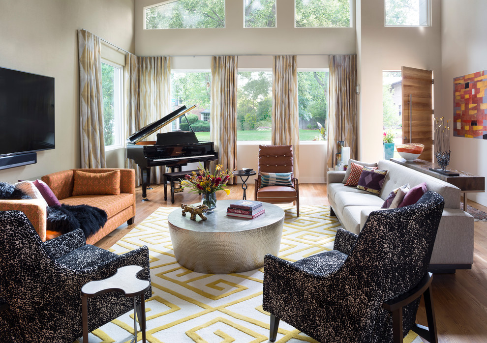 Foto di un soggiorno design con pareti beige, pavimento in legno massello medio e TV a parete