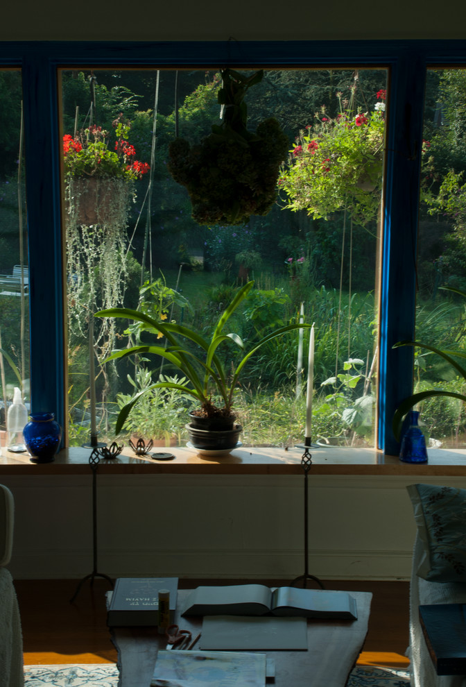 На фото: маленькая изолированная гостиная комната в скандинавском стиле для на участке и в саду