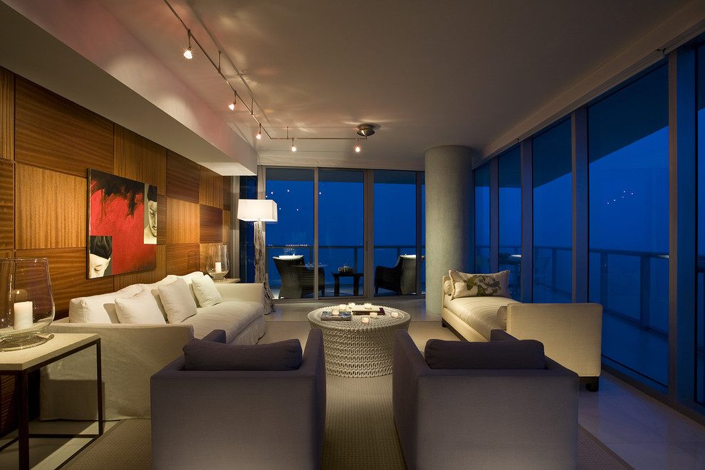 Свежая идея для дизайна: большая гостиная комната в стиле модернизм с акцентной стеной - отличное фото интерьера