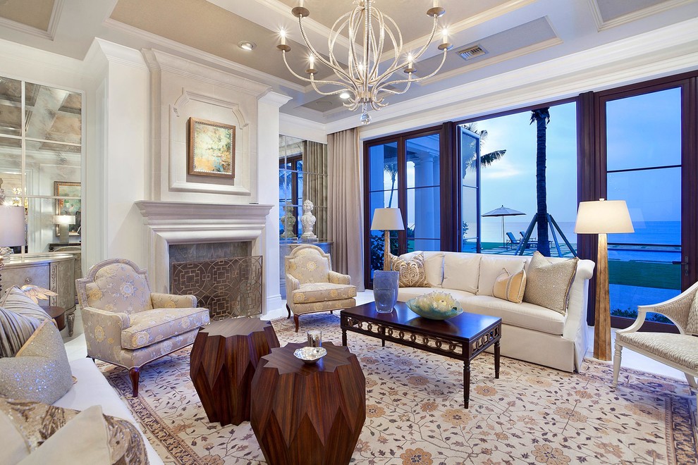 Geräumiges Klassisches Wohnzimmer mit weißer Wandfarbe und Kamin in Miami