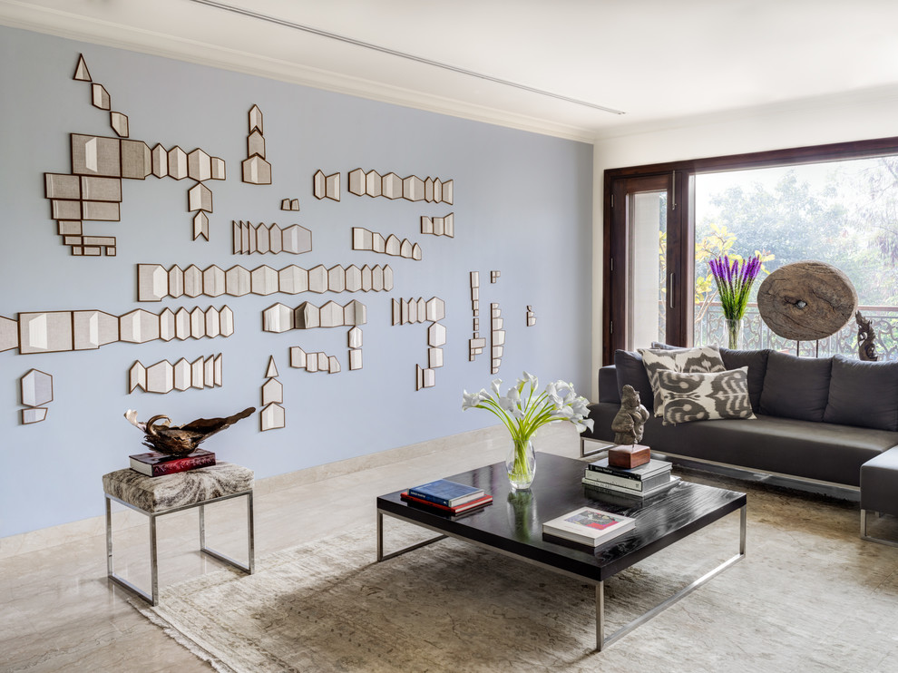 На фото: гостиная комната среднего размера в современном стиле с синими стенами и мраморным полом