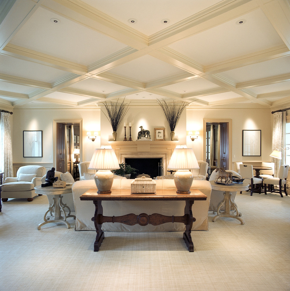Стильный дизайн: большая парадная, изолированная гостиная комната в классическом стиле с белыми стенами, ковровым покрытием, стандартным камином и фасадом камина из камня - последний тренд