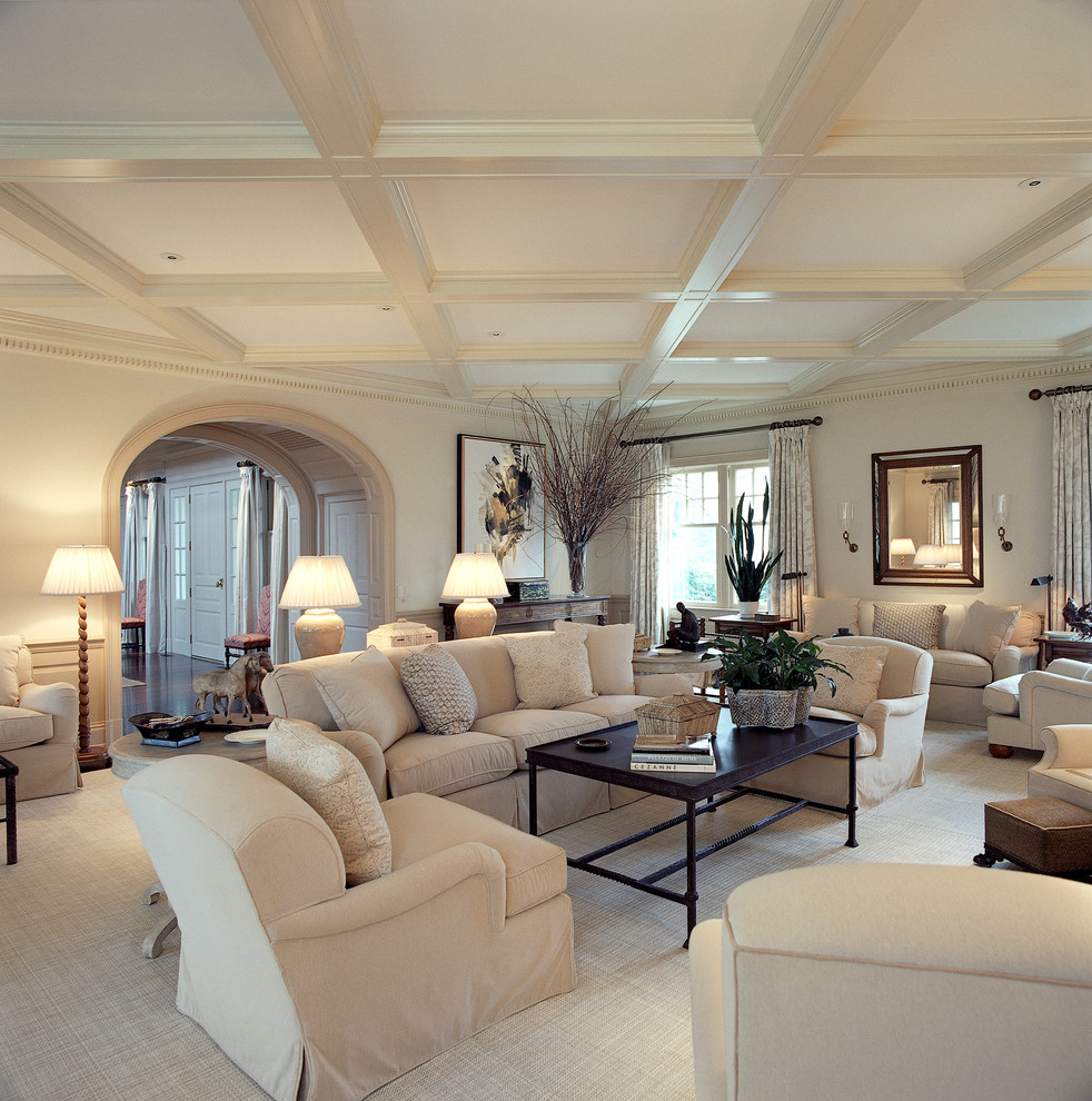 Immagine di un grande soggiorno tradizionale chiuso con sala formale, pareti bianche e moquette