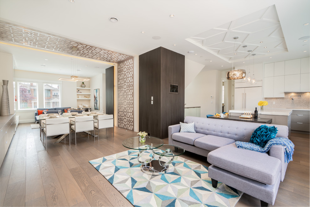 Idee per un grande soggiorno contemporaneo aperto con pareti multicolore, pavimento in legno massello medio, parete attrezzata e pavimento marrone