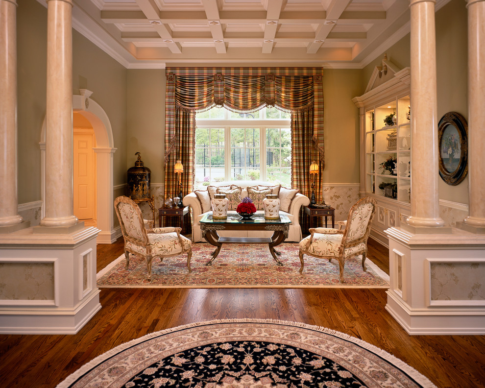 Cette image montre un grand salon traditionnel avec une salle de réception, un sol en bois brun et un sol marron.