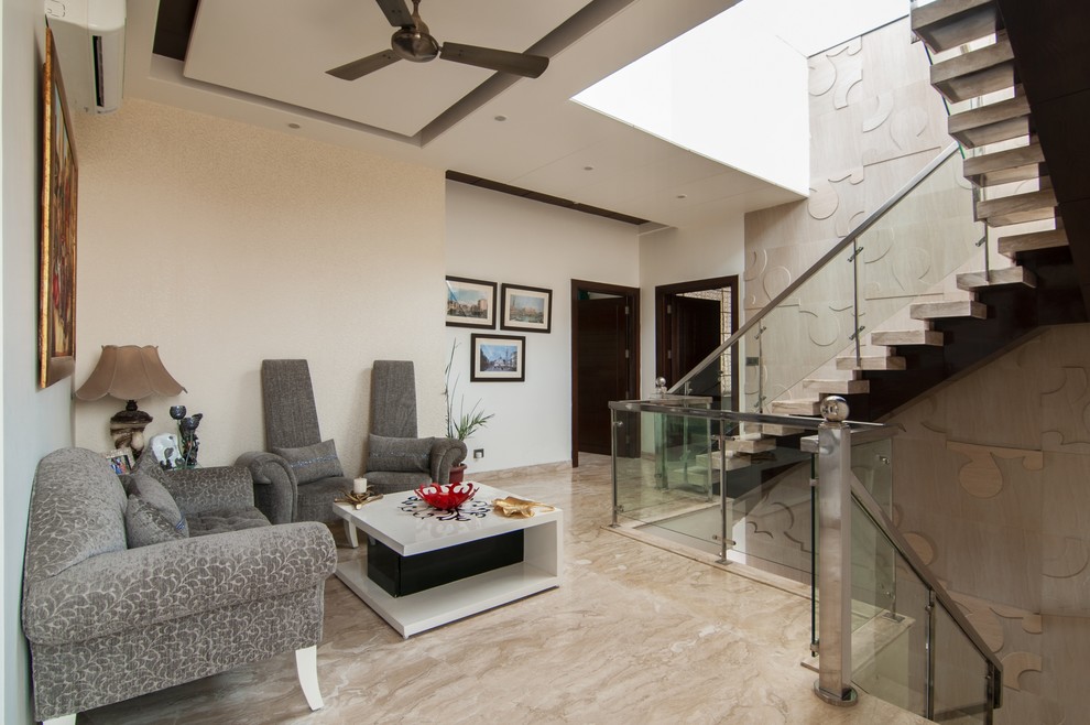 Пример оригинального дизайна: гостиная комната в современном стиле с белыми стенами и бежевым полом без камина, телевизора