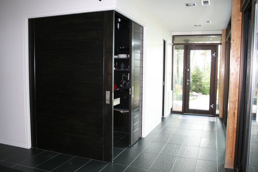 Foto de salón minimalista con suelo de madera clara y suelo beige