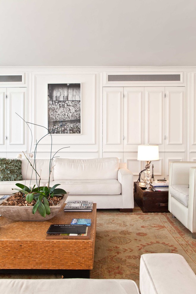 Modernes Wohnzimmer mit weißer Wandfarbe in Sonstige