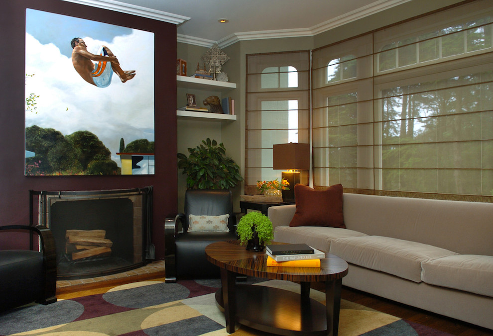 Пример оригинального дизайна: гостиная комната в современном стиле с бежевыми стенами, стандартным камином и акцентной стеной