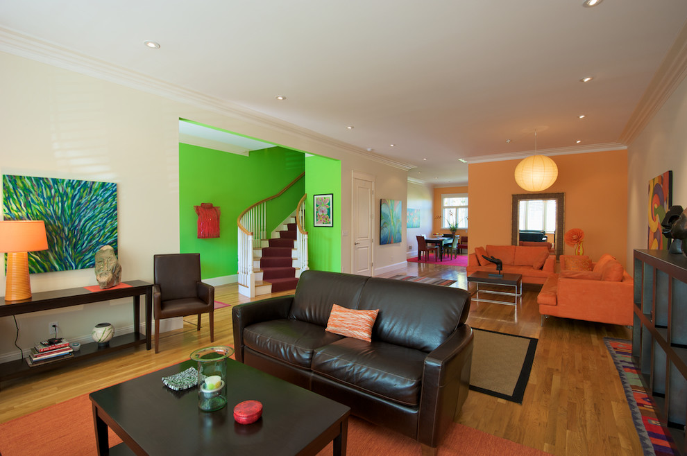 Diseño de salón contemporáneo con paredes verdes y alfombra