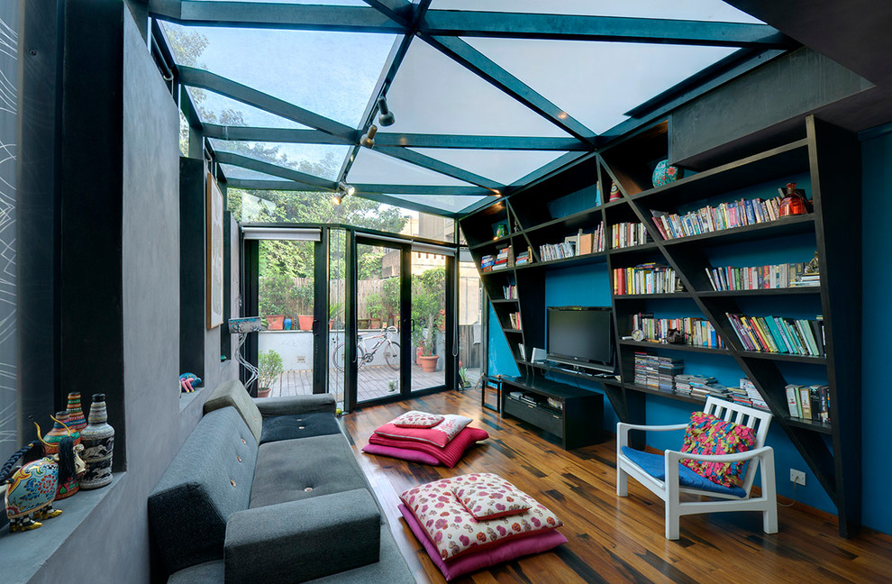 Immagine di un piccolo soggiorno minimal chiuso con libreria e TV autoportante