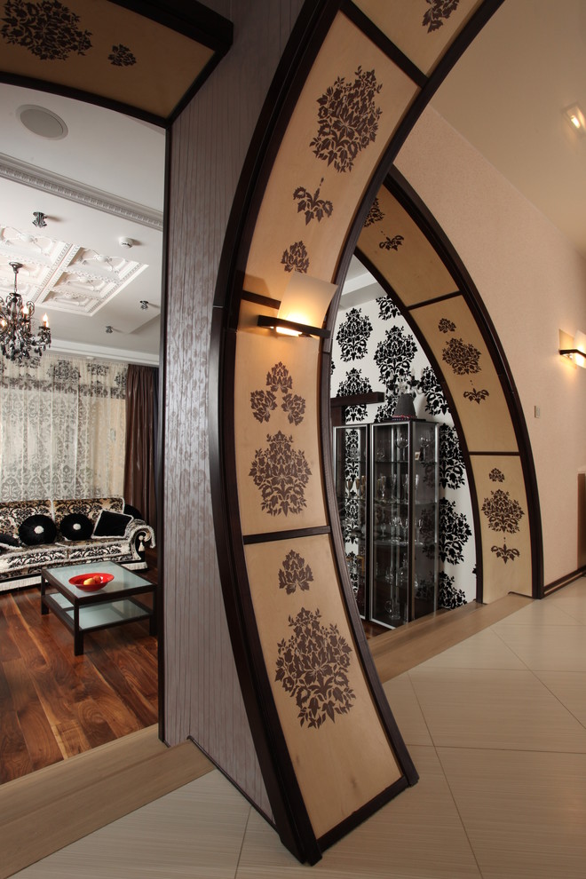 Идея дизайна: большая парадная, открытая гостиная комната в современном стиле с серыми стенами и полом из керамической плитки