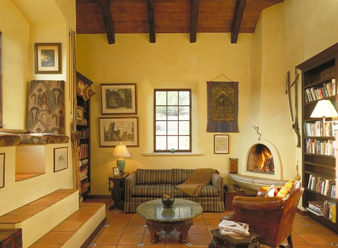 Imagen de salón para visitas cerrado de estilo americano de tamaño medio sin chimenea y televisor con paredes amarillas y suelo de travertino