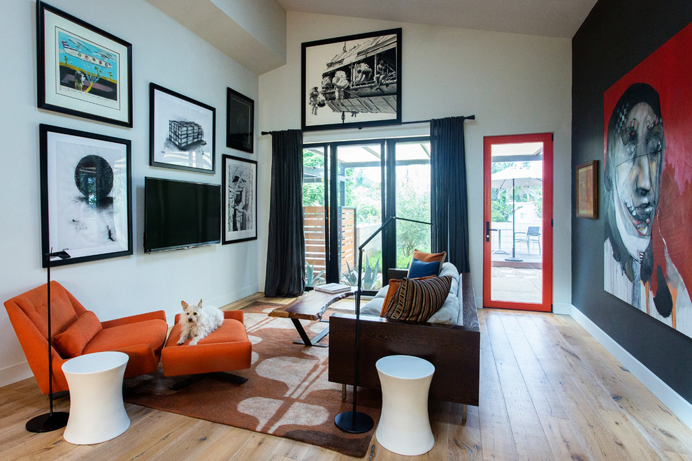 Ejemplo de salón abierto actual de tamaño medio sin chimenea y televisor con paredes grises, suelo de madera en tonos medios y suelo beige