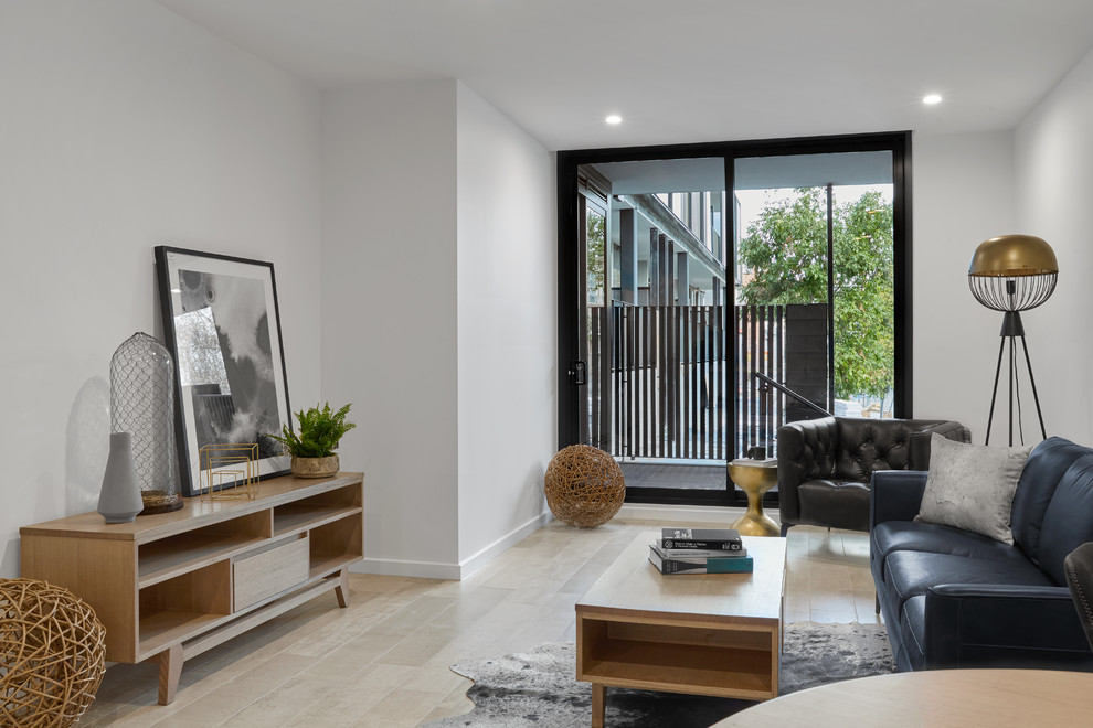 Repräsentatives, Fernseherloses, Offenes Modernes Wohnzimmer mit weißer Wandfarbe, hellem Holzboden und beigem Boden in Melbourne