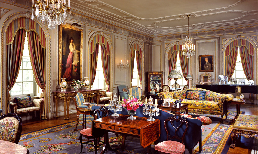 Cette image montre un salon traditionnel fermé avec une salle de réception, parquet foncé et aucun téléviseur.