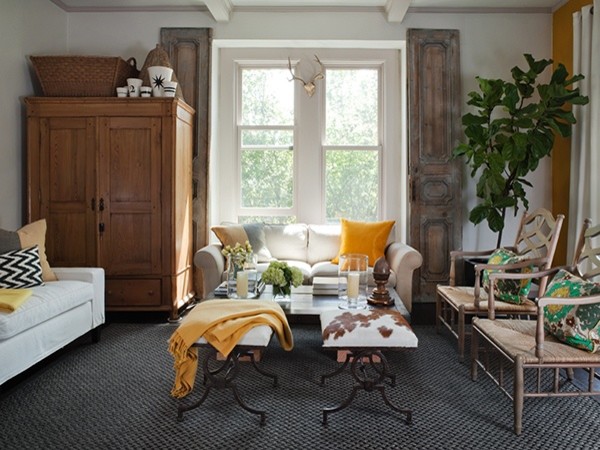 Foto på ett mellanstort funkis separat vardagsrum, med ett finrum, vita väggar, heltäckningsmatta och flerfärgat golv