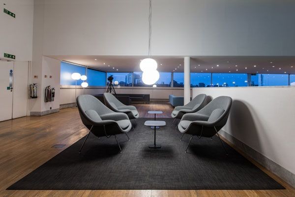 Foto de salón para visitas abierto moderno extra grande sin televisor con paredes blancas, suelo de madera en tonos medios y suelo multicolor