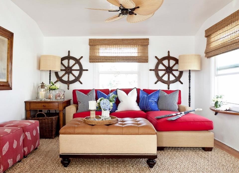 Immagine di un piccolo soggiorno stile marinaro chiuso con pareti bianche e moquette