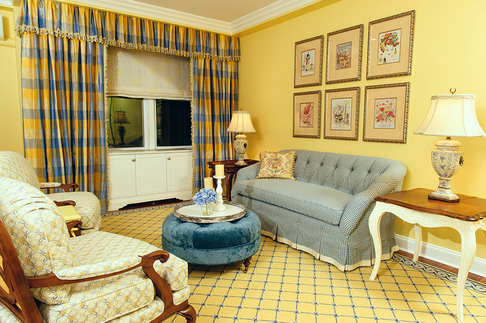 Foto di un soggiorno classico di medie dimensioni e aperto con sala formale, pareti gialle, pavimento in legno massello medio, nessun camino, nessuna TV e pavimento giallo