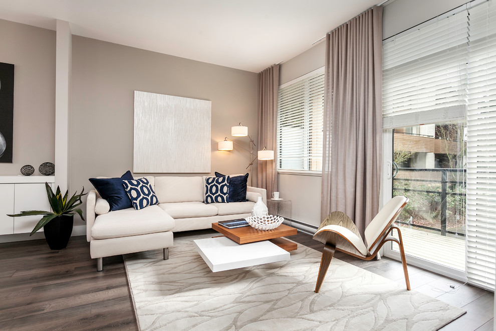 Kleines, Offenes Modernes Wohnzimmer ohne Kamin mit grauer Wandfarbe, braunem Holzboden und TV-Wand in Vancouver