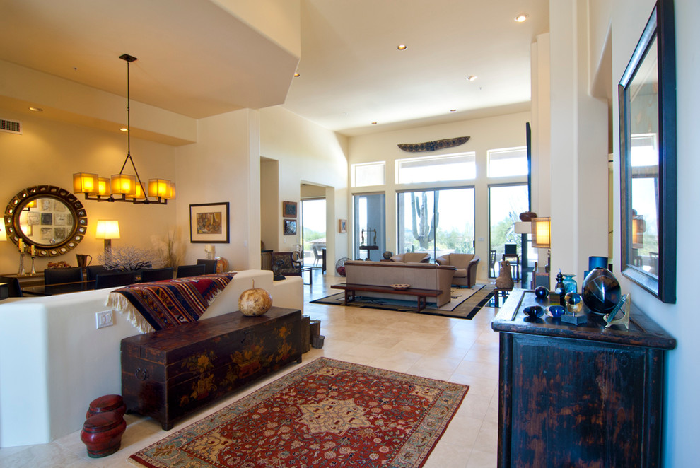 Immagine di un soggiorno moderno di medie dimensioni e aperto con sala formale, pareti beige, pavimento in travertino, nessun camino e pavimento beige