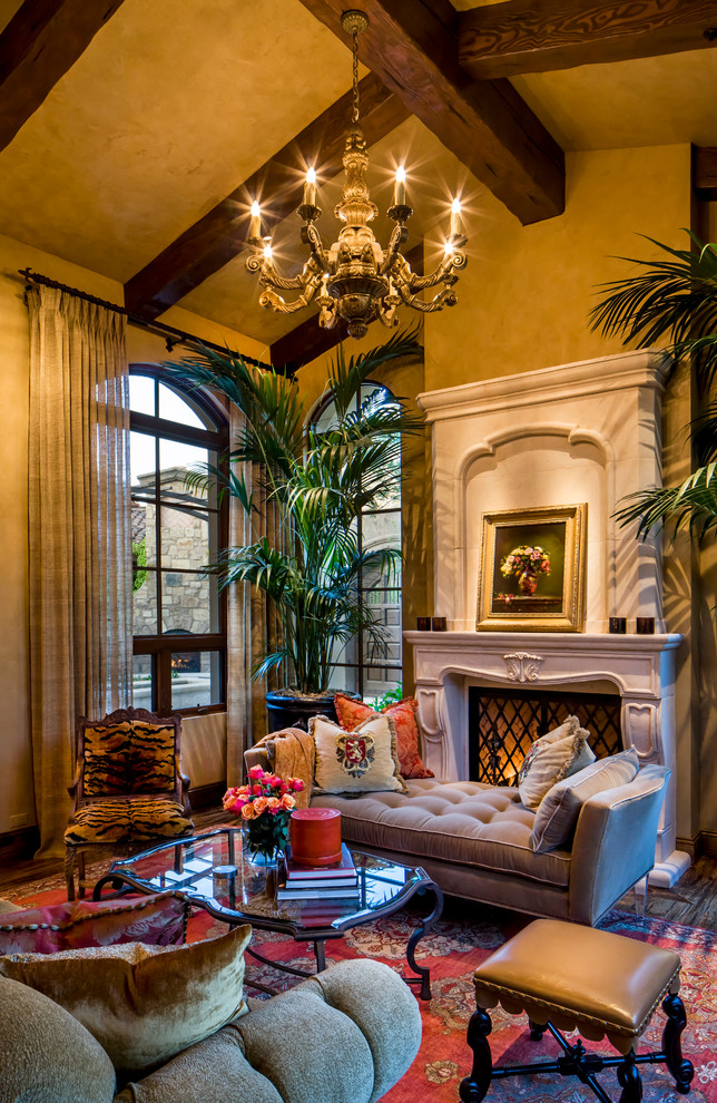 Пример оригинального дизайна: большая парадная, изолированная гостиная комната в средиземноморском стиле с бежевыми стенами, ковровым покрытием, стандартным камином, фасадом камина из штукатурки и красным полом без телевизора