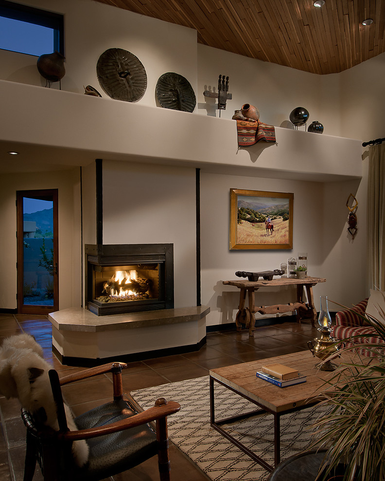 На фото: гостиная комната в стиле фьюжн с бежевыми стенами, угловым камином и ковром на полу без телевизора