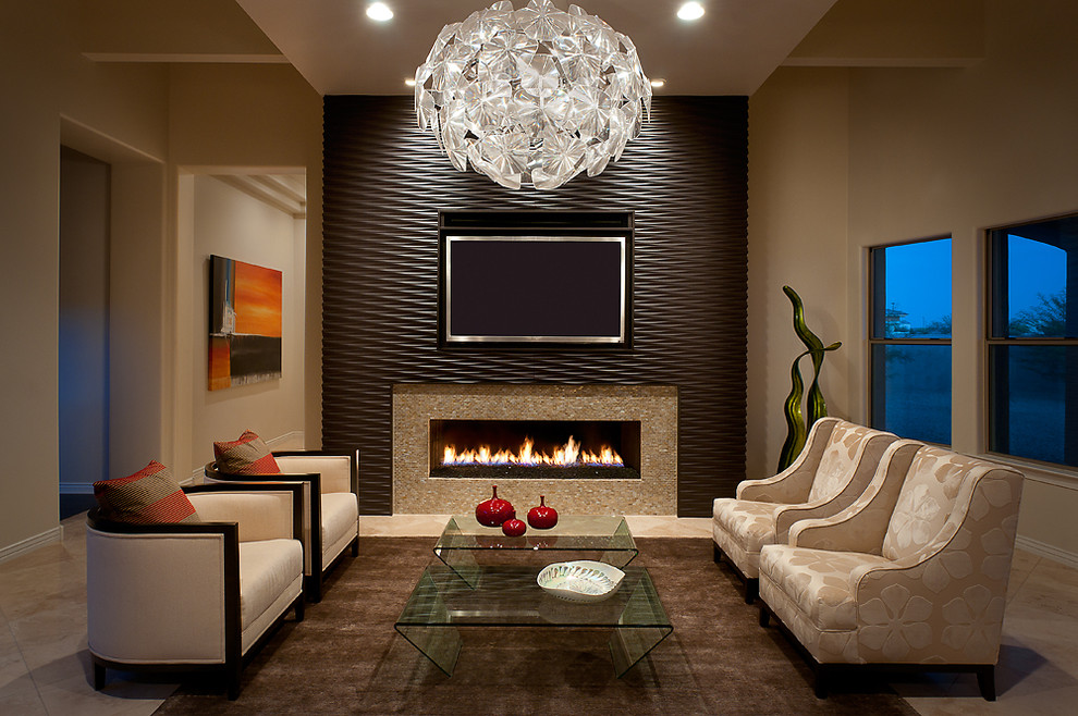 Cette image montre un salon design de taille moyenne avec un mur beige, une cheminée ribbon et un téléviseur fixé au mur.