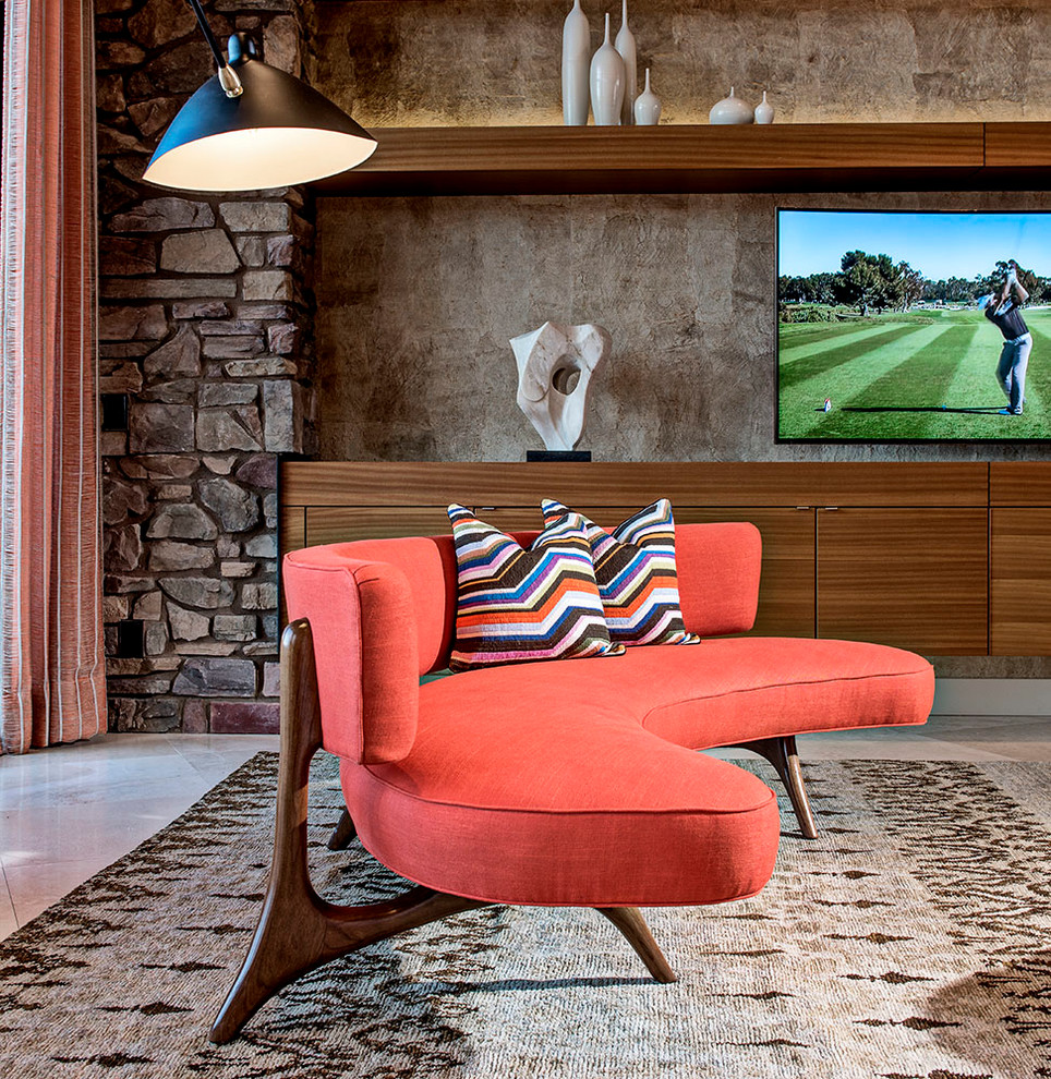 Стильный дизайн: парадная гостиная комната в стиле ретро с бежевыми стенами, полом из известняка и отдельно стоящим телевизором без камина - последний тренд